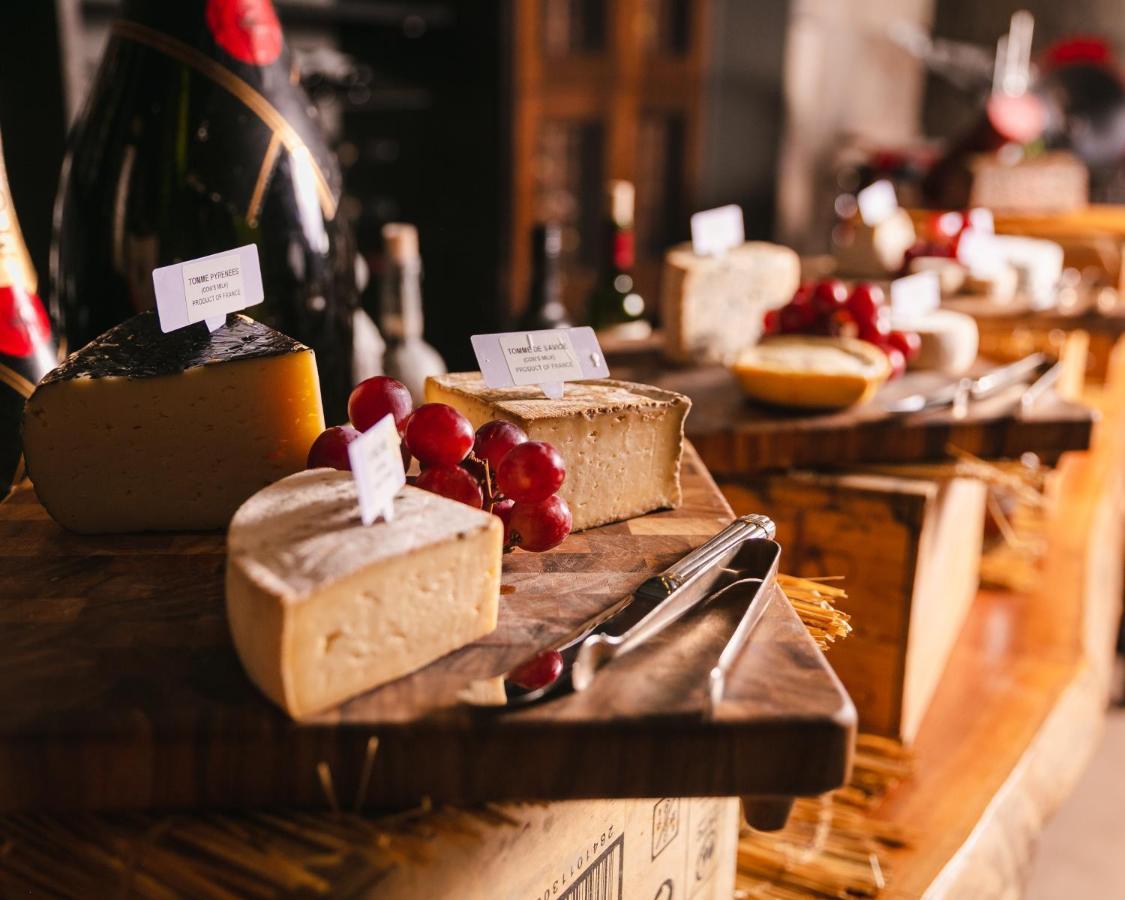 Rosewood Abu Dhabi Hotel Екстериор снимка Cheese at a buffet