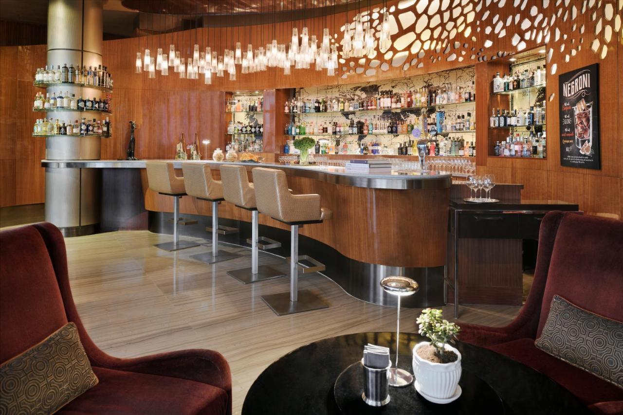 Rosewood Abu Dhabi Hotel Екстериор снимка The bar at the hotel