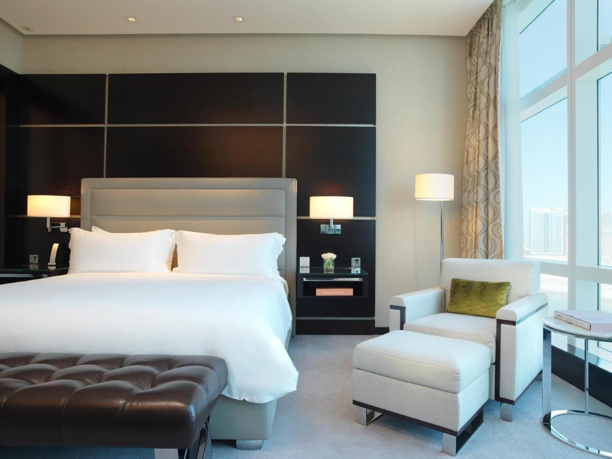 Rosewood Abu Dhabi Hotel Екстериор снимка A bedroom at the Jumeirah Emirates Towers Hotel